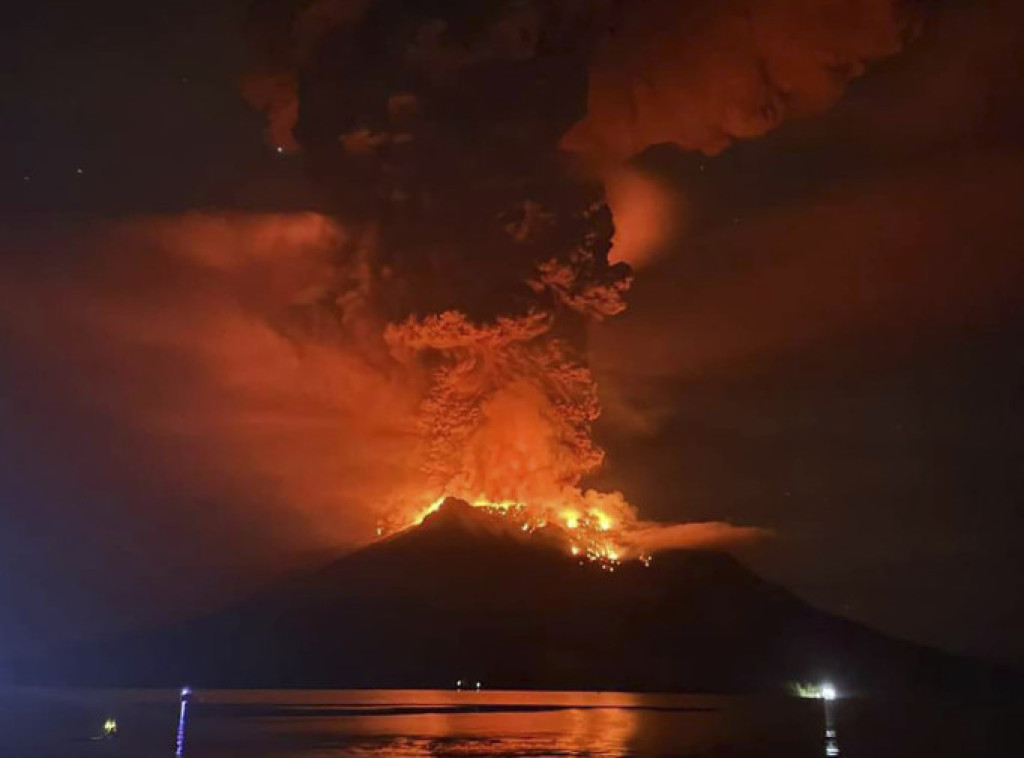 Indonezija: Erupcija vulkana Ruang, nivo uzbune podignut na najviši nivo