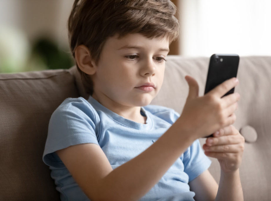 Francuski eksperti preporučuju da deca ne koriste smart-telefone pre 13 godine