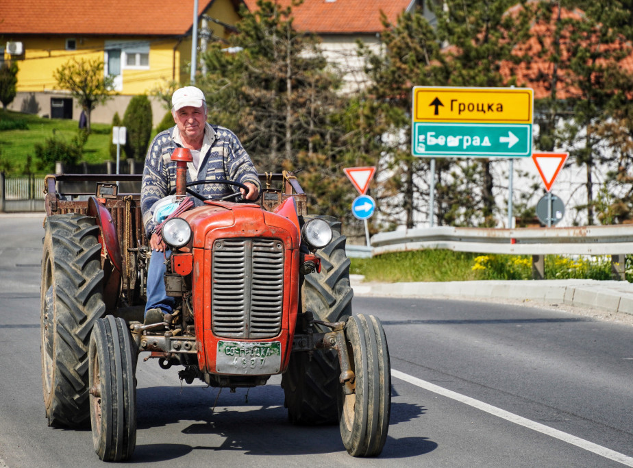 Agencija za bezbednost saobraćaja: Oprezno zbog traktora na lokalnim putevima