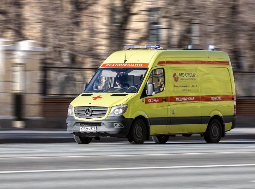 Penzioner poginuo, devet ruskih vojnika povređeno u sudaru auta i autobusa