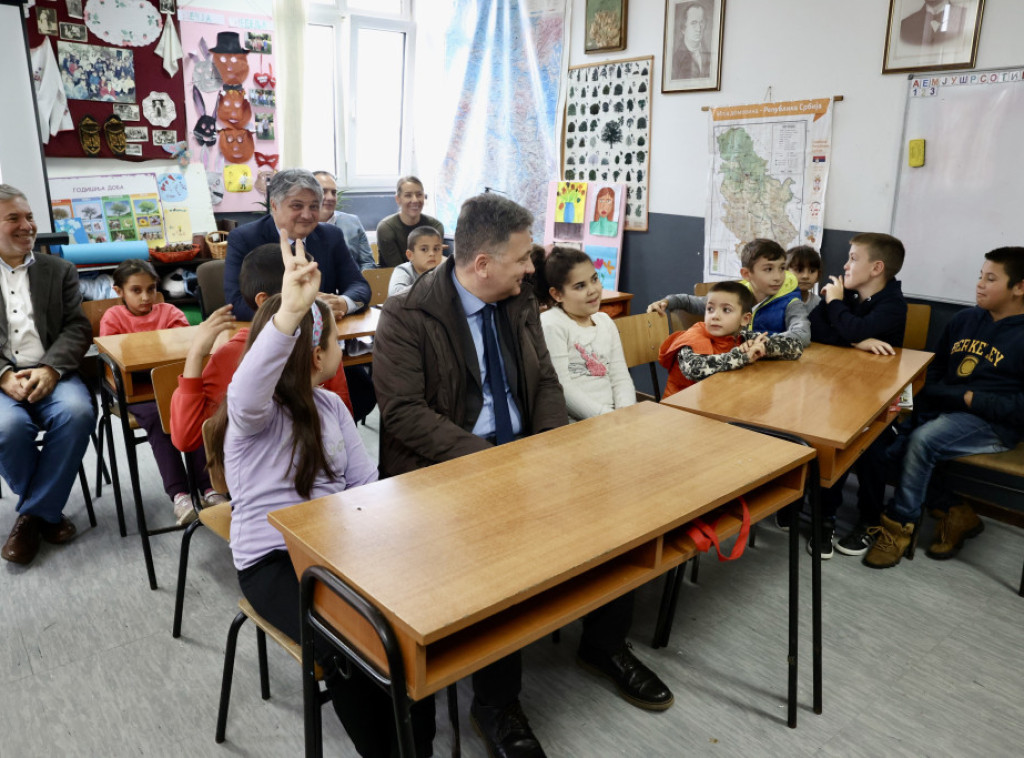 Ministar Jovanović obišao selo Kožuar u kojem je uveden brzi internet