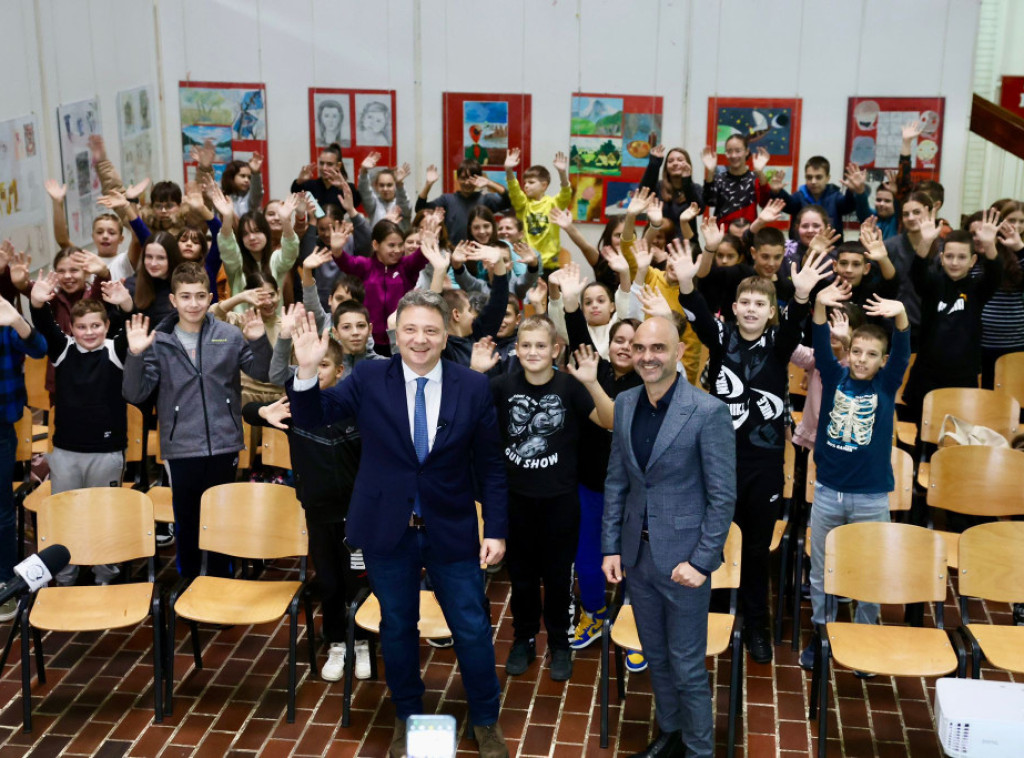 Ministar Jovanović posetio osnovne škole u Žabarima i Petrovcu na Mlavi