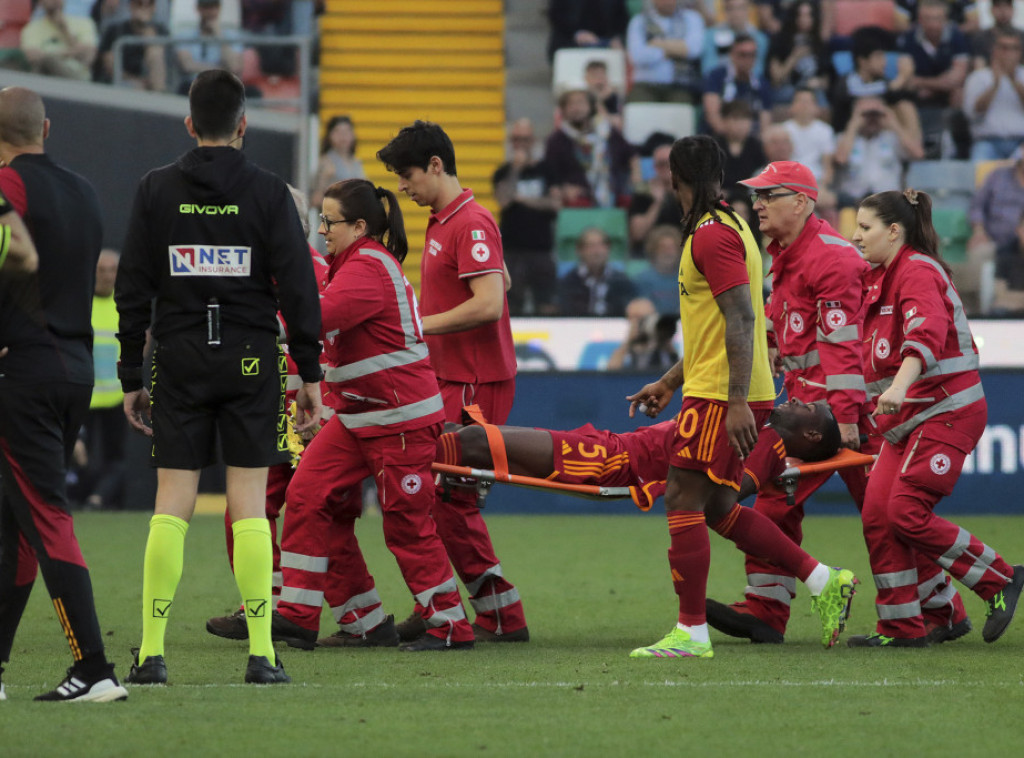 Prekinuta utakmica Udineze-Roma, Evan Endika se srušio na teren i prebačen u bolnicu