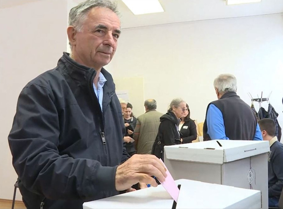 Milorad Pupovac glasao na parlamentarnim izborima u Hrvatskoj i pozvao srpsku zajednicu da iskoristi biračko pravo