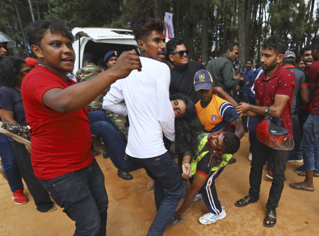 Šri Lanka: Sedmoro mrtvih nakon što je trkački automobil izleteo sa staze