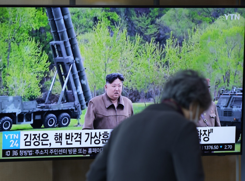Kim Džong nadgledao vežbu ispaljivanja iz super-velikih višecevnih raketnih bacača