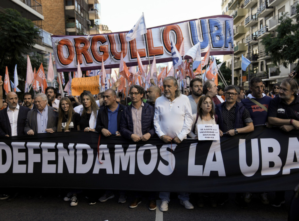 Argentina: Stotine hiljada ljudi protestovalo protiv rezova za državne fakultete