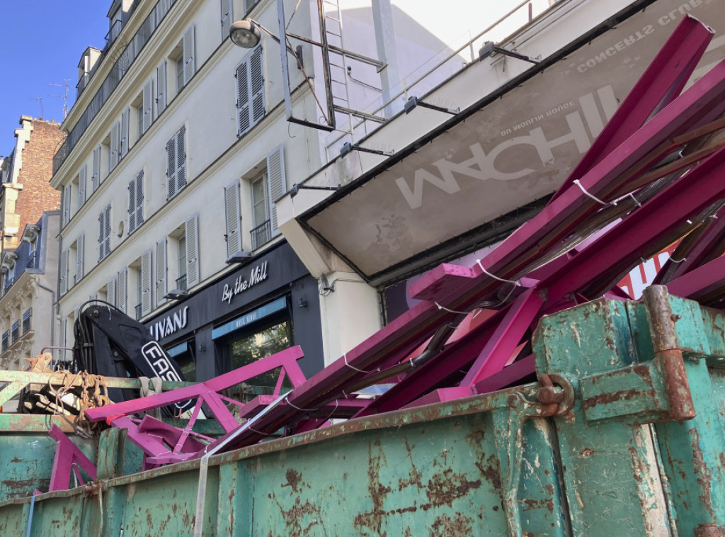 Otpala krila sa čuvene vetrenjače kluba Mulen Ruž u Parizu