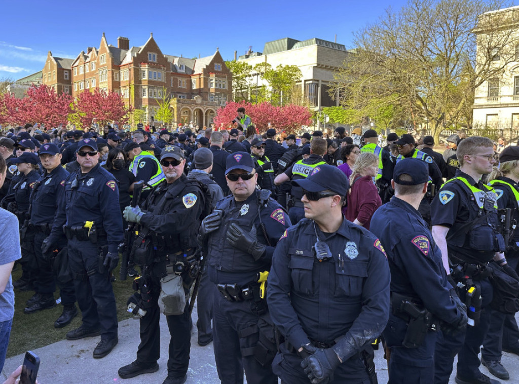 SAD: Četiri policajca povređena dok su pokušavali da uklone šatore na univerzitetu