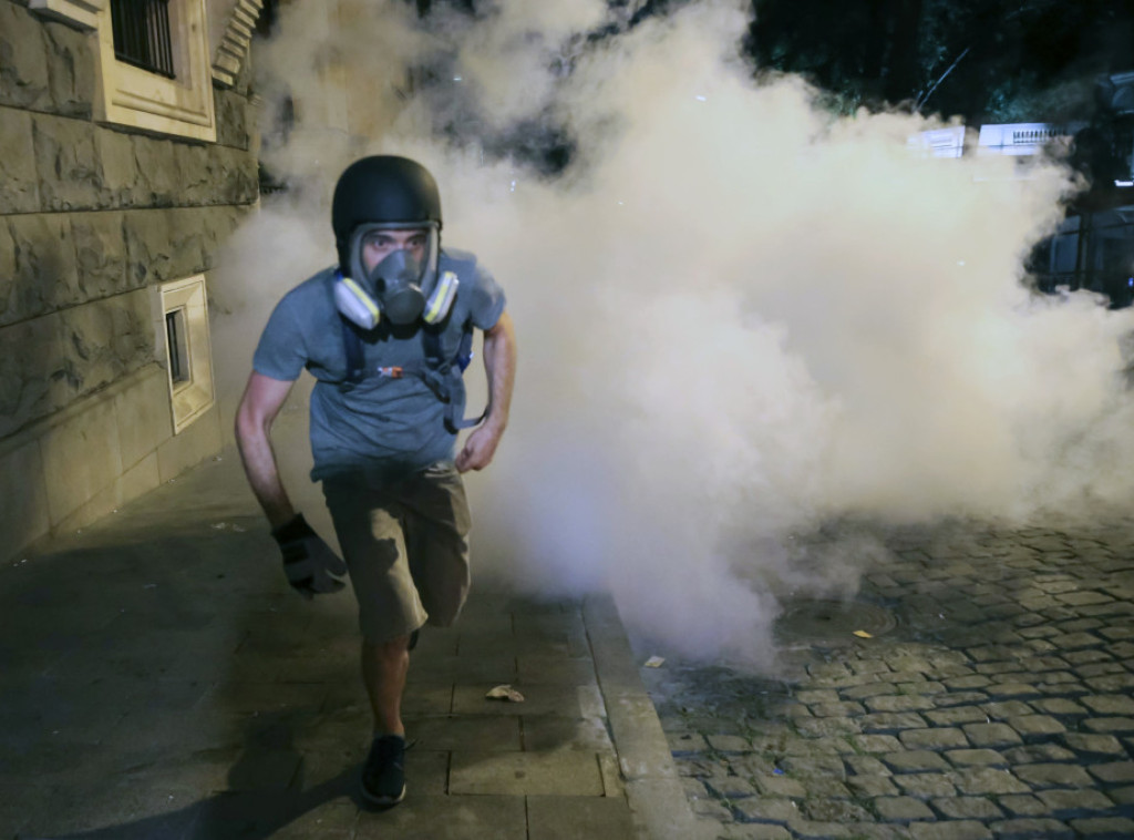 Gruzijska policija upotrebila suzavac i šok bombe da rastera demonstrante