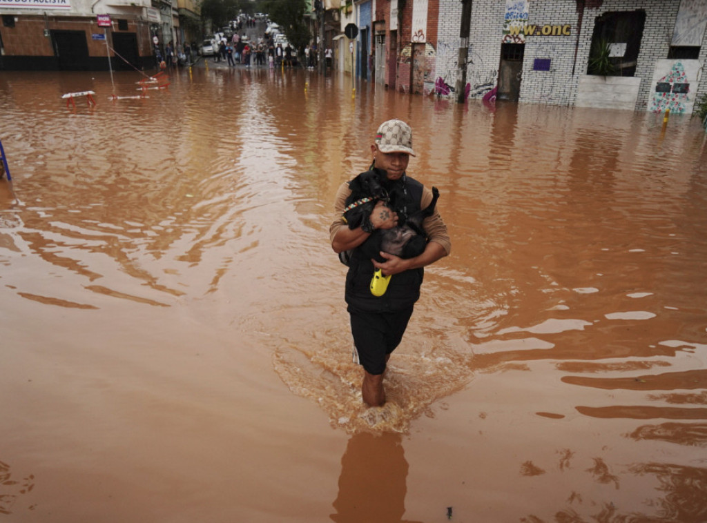 Broj poginulih u poplavama u Brazilu povećao se na 66, 101 osoba nestala