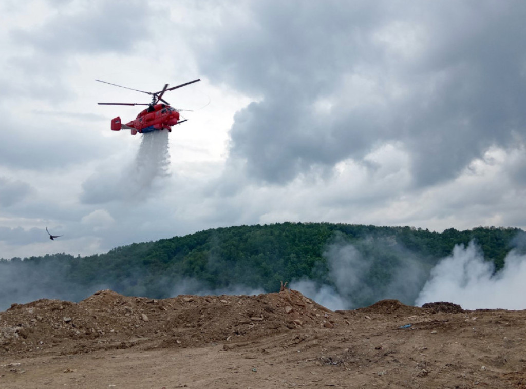 Dva helikoptera MUP-a pomažu u saniranju požara na deponiji "Duboko" u Užicu