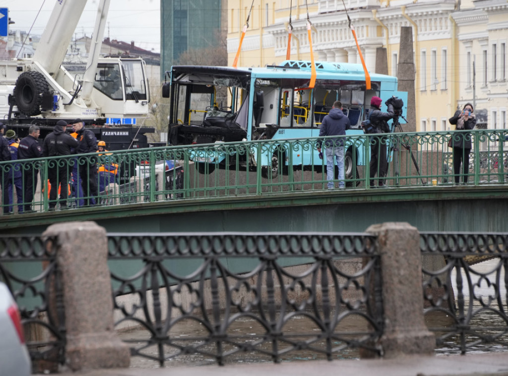 Broj poginulih u padu autobusa u reku u Sankt Peterburgu porastao na sedam