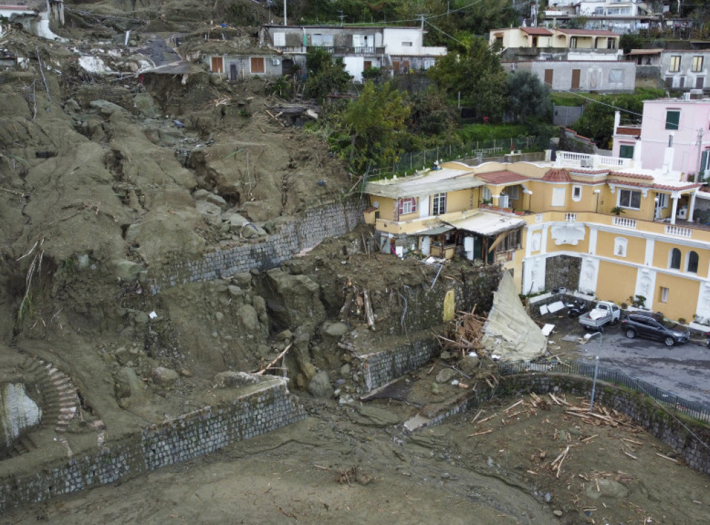 Italija: Spasioci i dalje tragaju za preživelima u klizištu na ostrvu Iskija