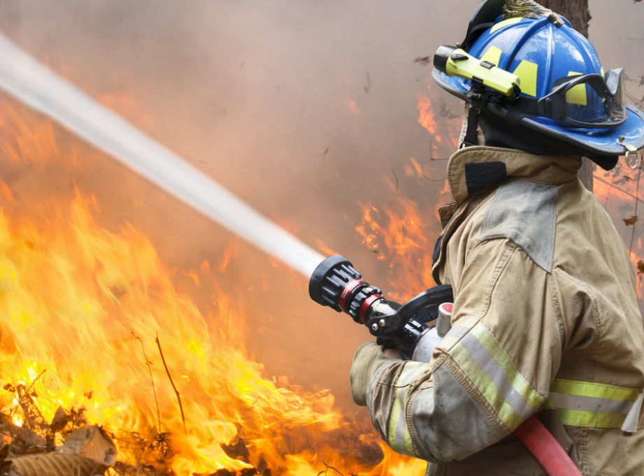 Vatrogasci nastoje da obuzdaju vatru koja se širi ka vojnom poligonu Krivolak