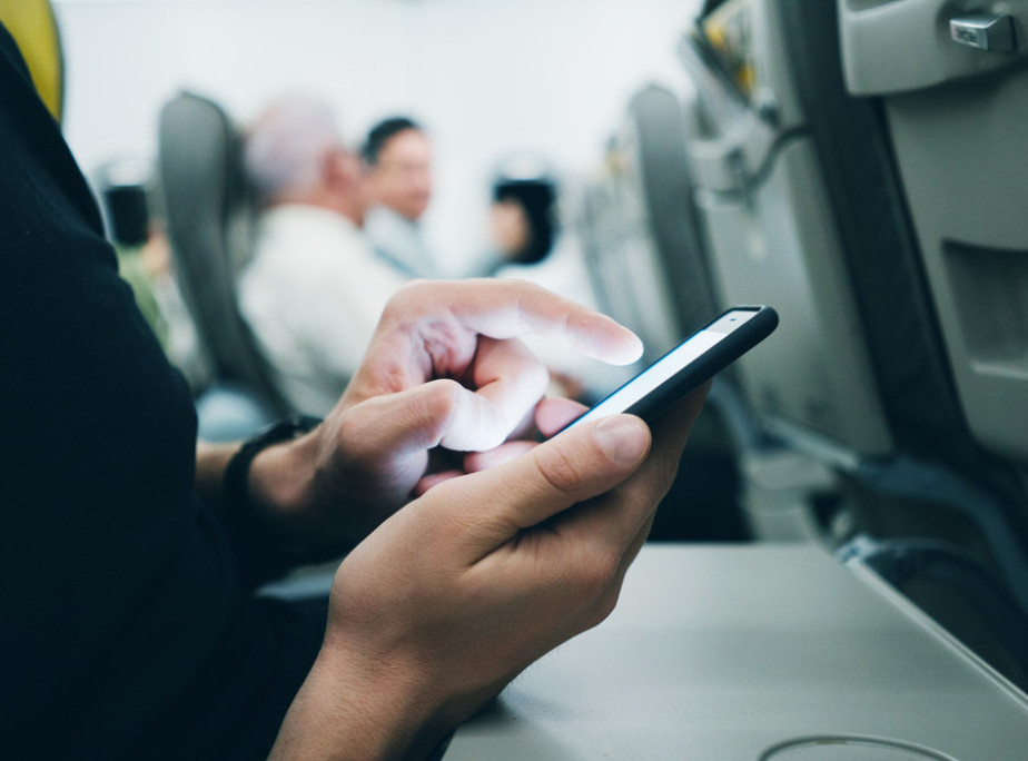 Putnici u vazdušnom saobraćaju u EU uskoro bi mogli da koriste mobilne telefone tokom leta