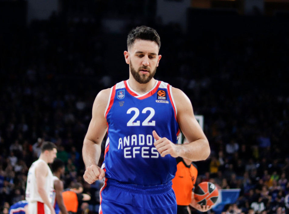 Efes pobedio Fenerbahče, Micić povredio koleno