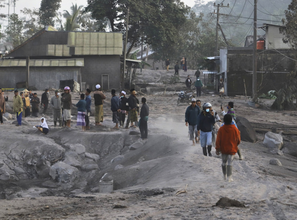 Indonezija: Povoljno vreme omogućilo nastavak evakuacije posle erupcije vulkana