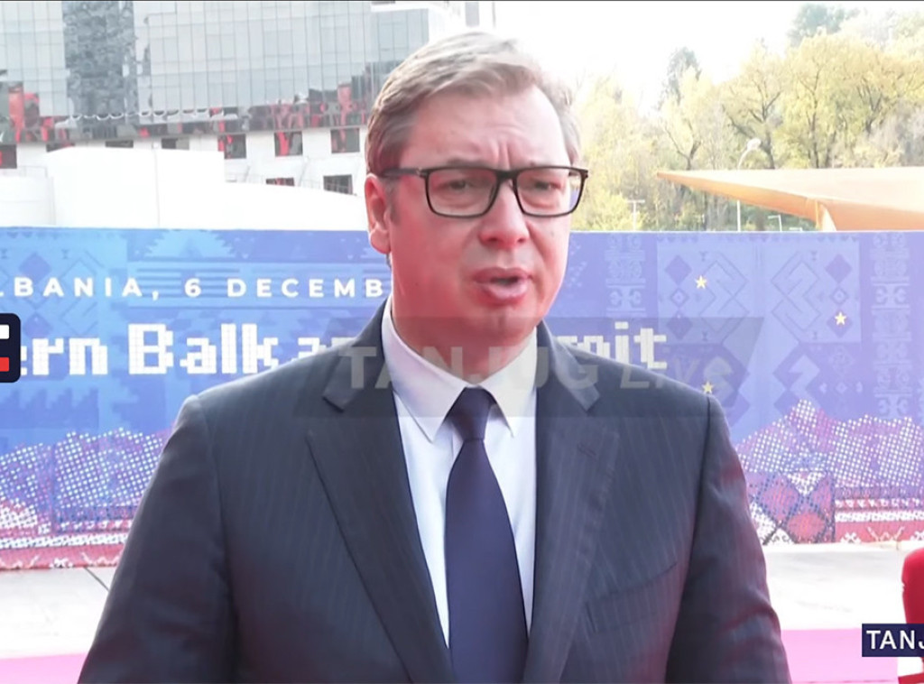 Vucic meets with Macron in Tirana