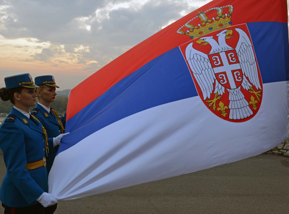 Kfor: Istražujemo slučaj skidanja zastava Srbije sa ograde kuće u Leposaviću