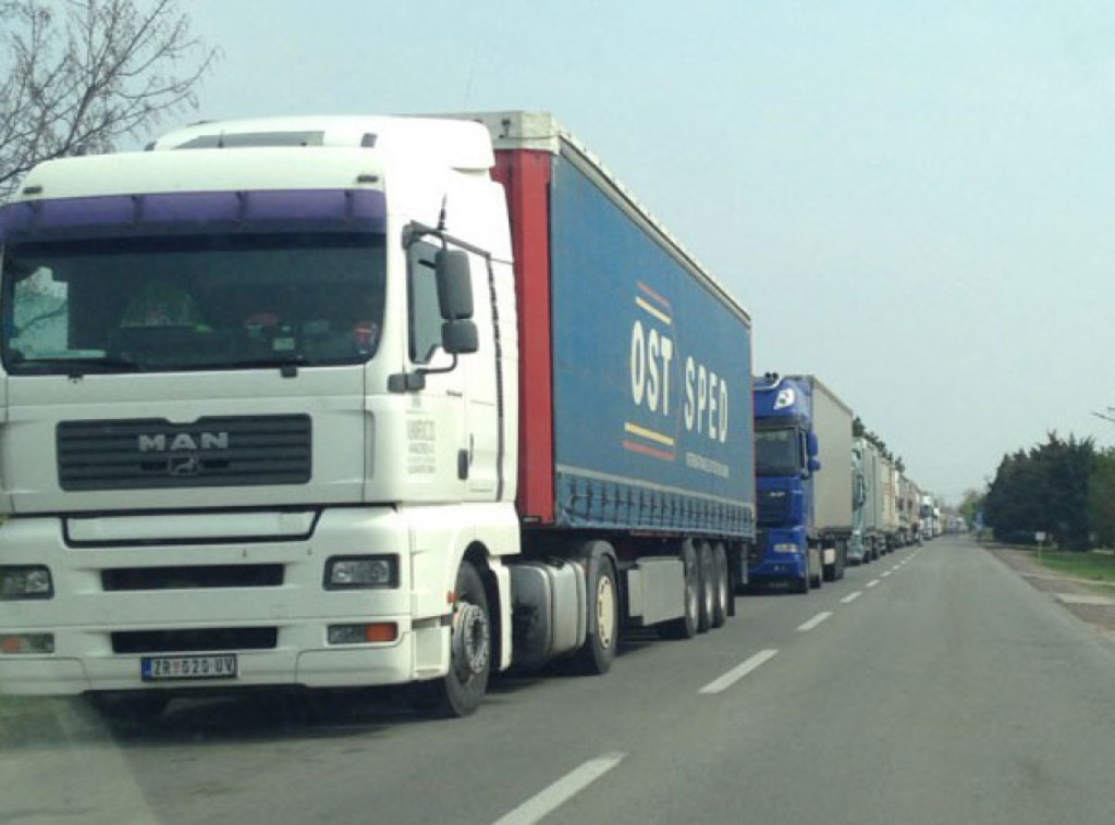 Kamioni na Sremskoj Rači čekaju dva sata
