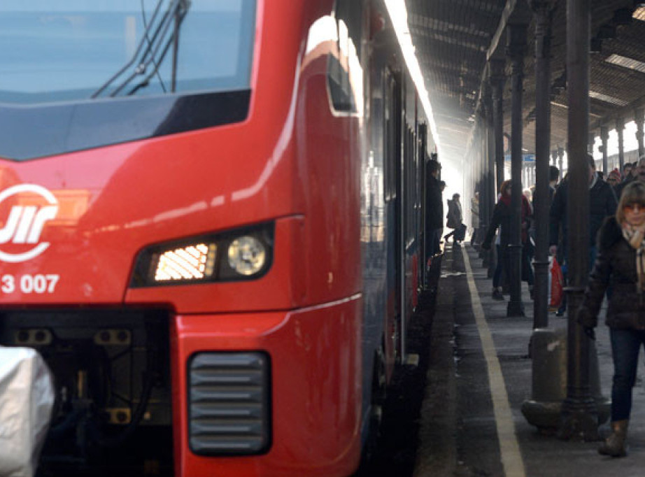 Saobraćaj na pruzi Beograd Centar-Niš dva i po sata bio u prekidu zbog nezakonite seče drveća kod tunela Parcani