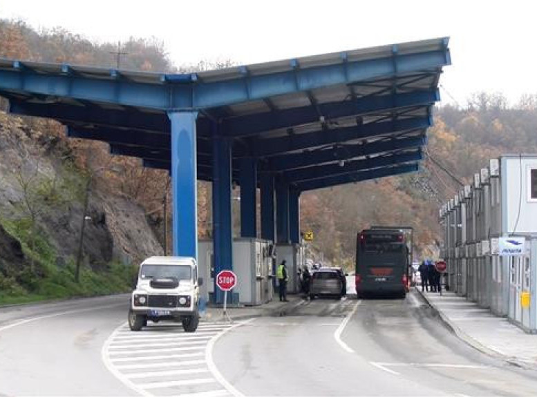 Na administrativnim prelazima postavljeni disklejmeri o ukidanju stikera za sva vozila sa KiM