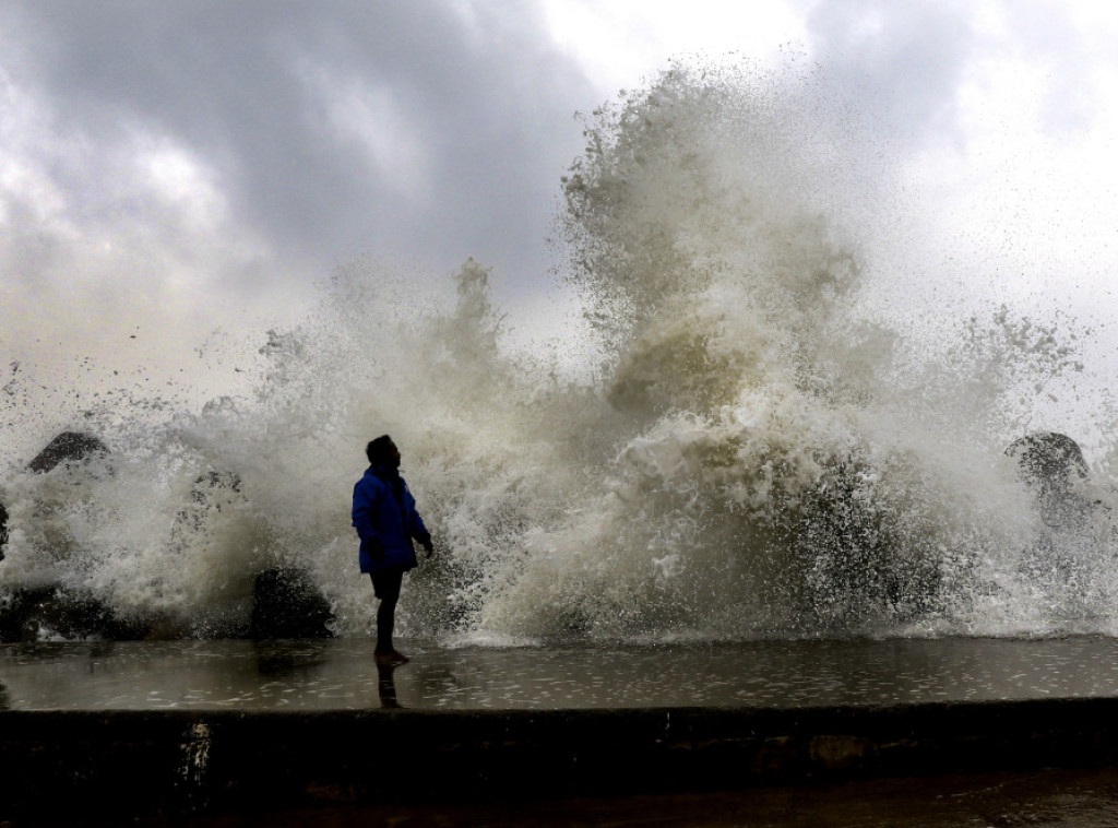 Najmanje četiri osobe poginule u ciklonu u Indiji