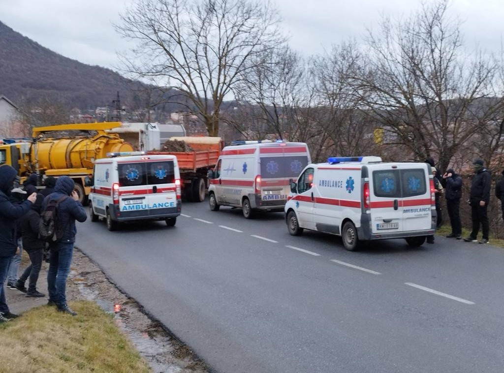 Svečlja: Čekamo da Kfor ukloni barikade, u suprotnom ih uklanjamo mi