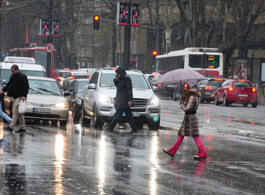 Zbog slabe kiše i sumaglice zahtevniji uslovi za vožnju, neophodan oprez