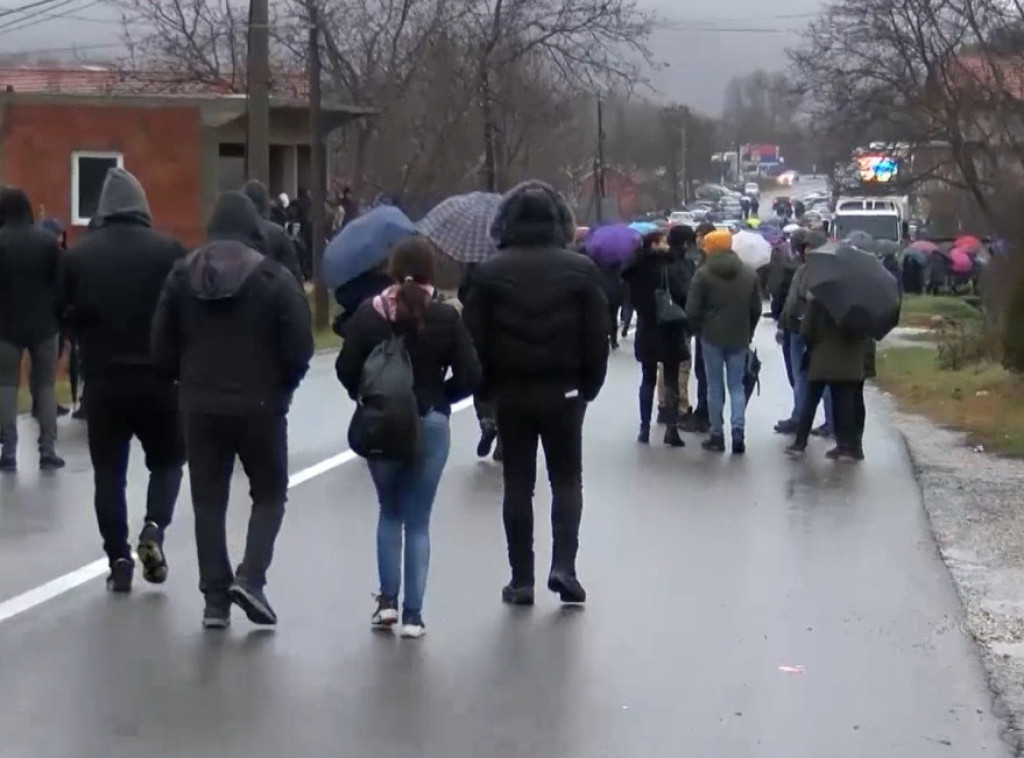 Veliki broj građana Zubinog Potoka krenuo u protestnu šetnju