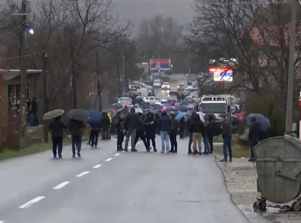 Na barikadi kod Sočanice mirno, sve više okupljenih ljudi