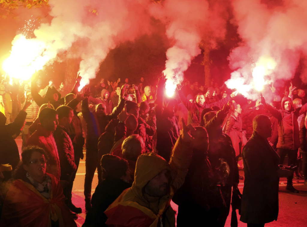 Skupština Crne Gore drugi put usvojila izmene i dopune Zakona o predsedniku - protesti ispred parlamenta