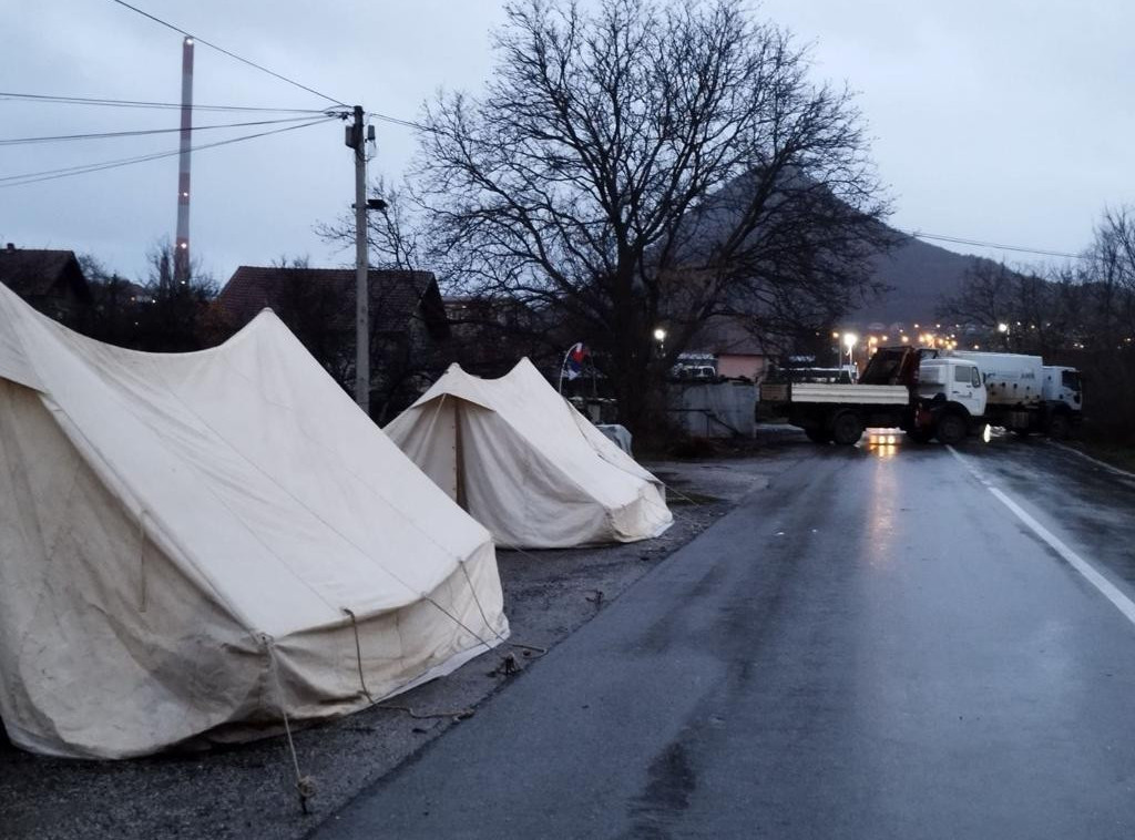 Mirna noć na severu KiM, Srbi i dalje na barikadama