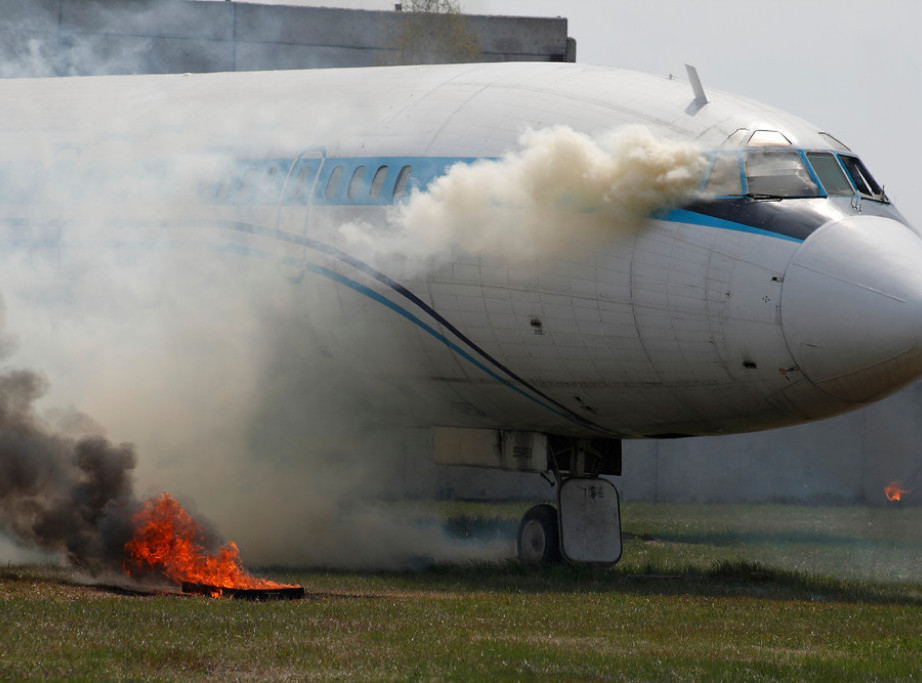 Zapalio se ruski avion Antonov An-12 nakon prinudnog sletanja u Novosibirsku, nema povređenih