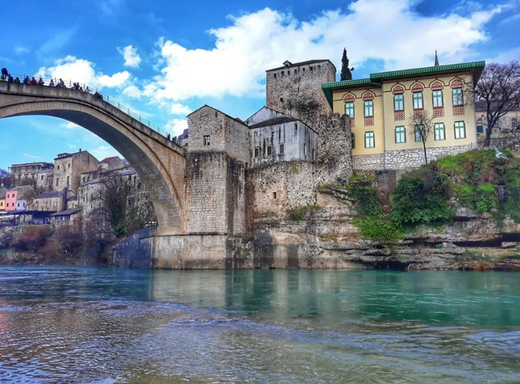 Nešić u napadnutom povratničkom naselju kod Mostara: Zaštitićemo našu decu