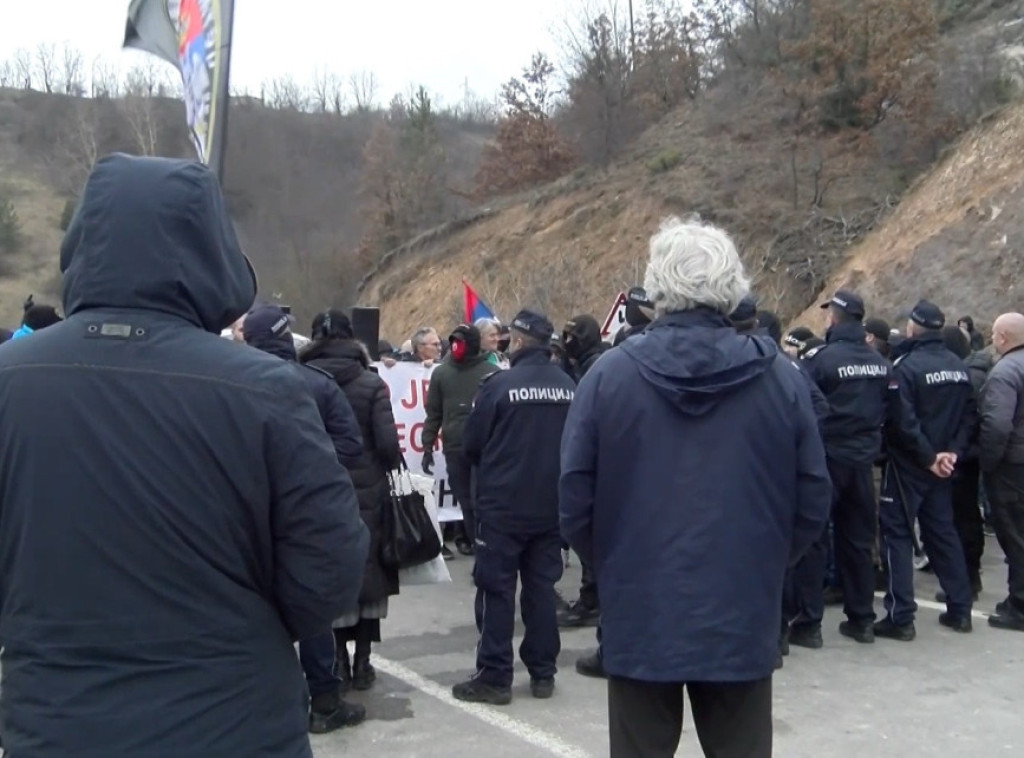 Jarinje: KFOR razvukao bodljikavu žicu, formiran kordon srpske policije, Srbi, učesnici skupa, probili kordon