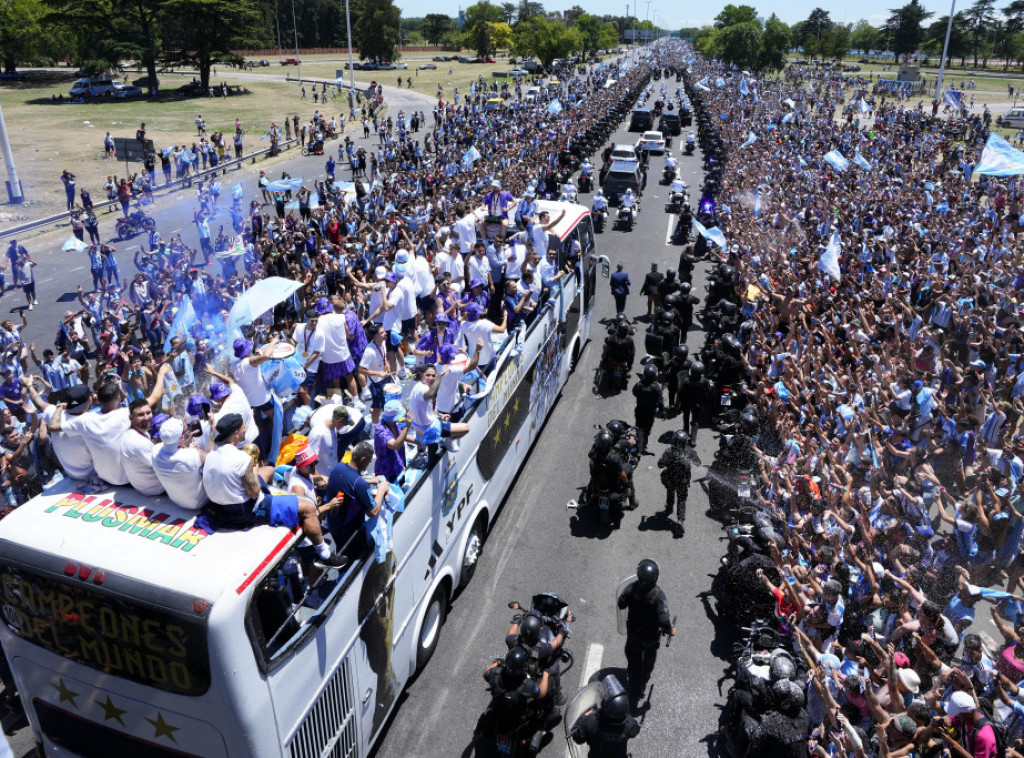 Fudbaleri Argentine održali pobedničku paradu ka centru Buenos Ajresa