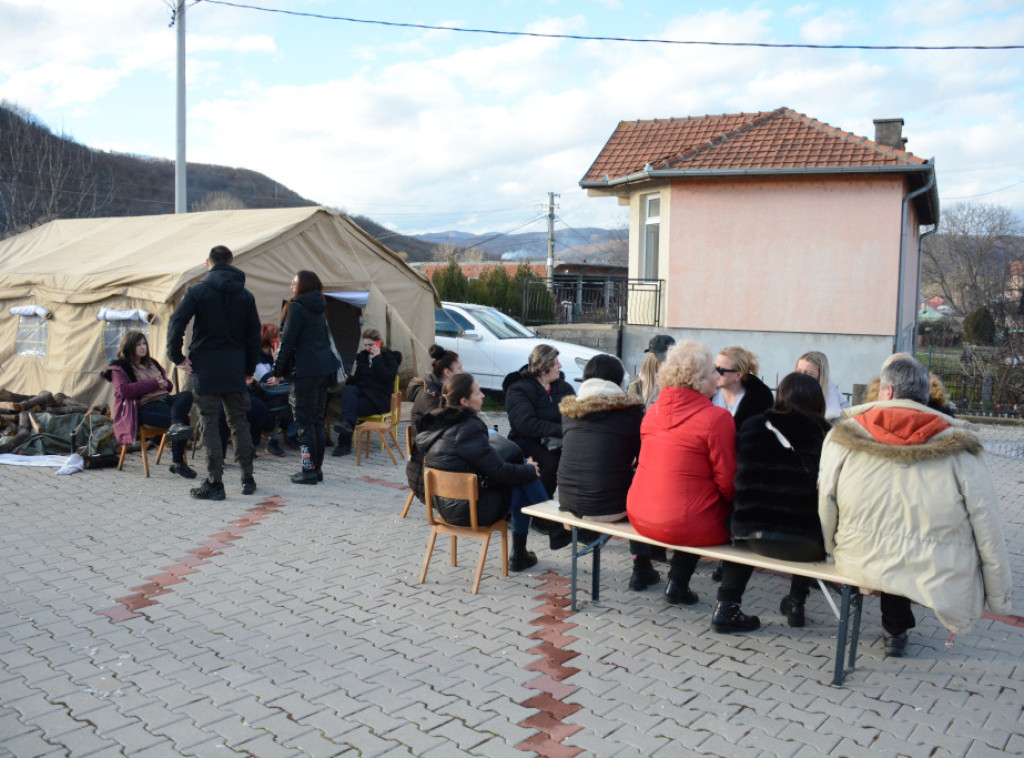 Prosvetni radnici na barikadama drže onlajn nastavu