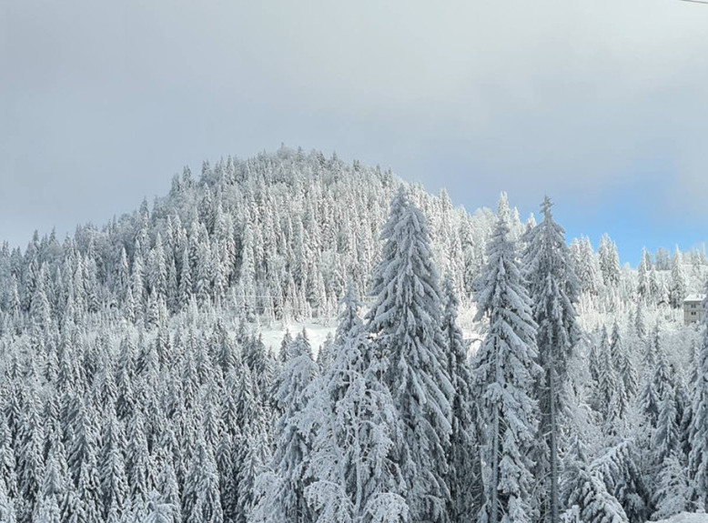 Na Jahorini palo 30 centimetara snega, očekuju se nove padavine