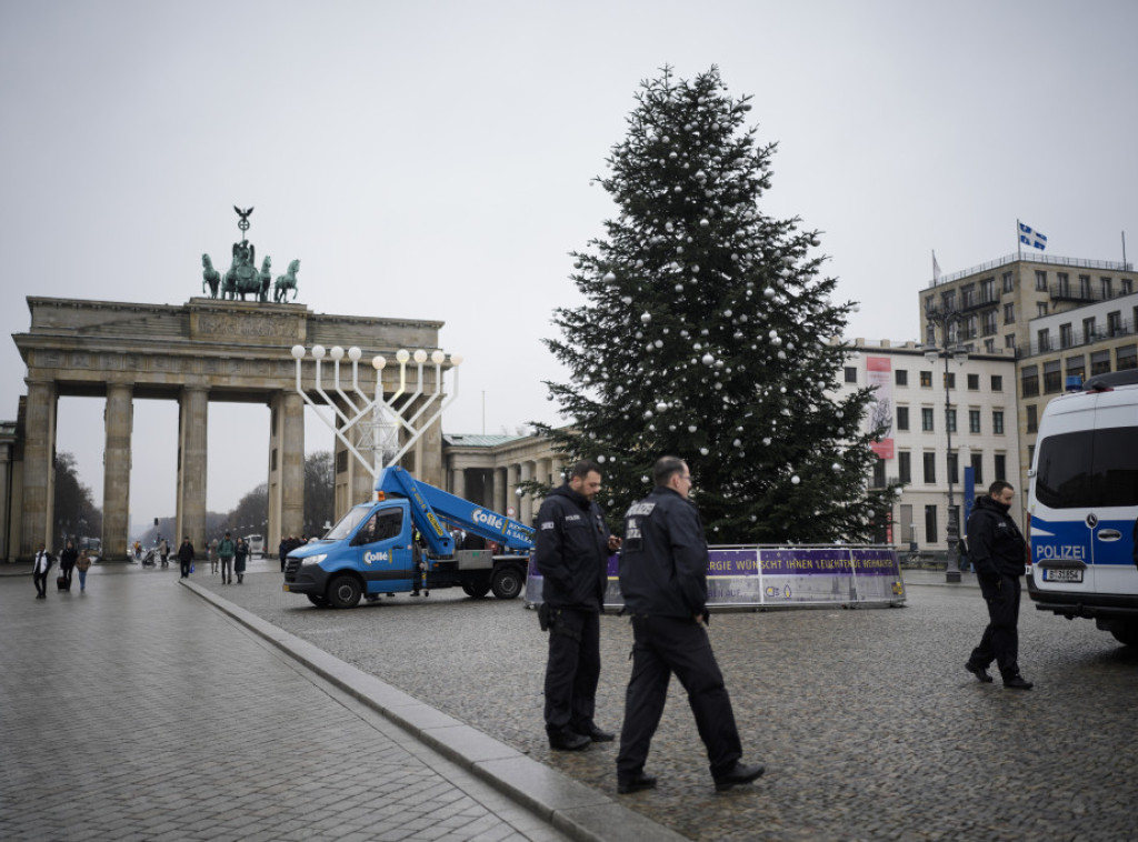 Aktivisti u Berlinu odsekli vrh božićne jelke kod Brandenburške kapije