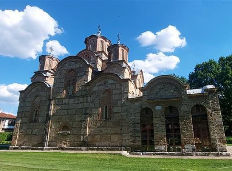 Božićna liturgija održana u manastiru Gračanica pred više stotina vernika