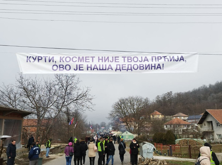 Srbi u Rudaru okačili transparent: Kurti, Kosmet nije tvoja prćija, ovo je naša dedovina!