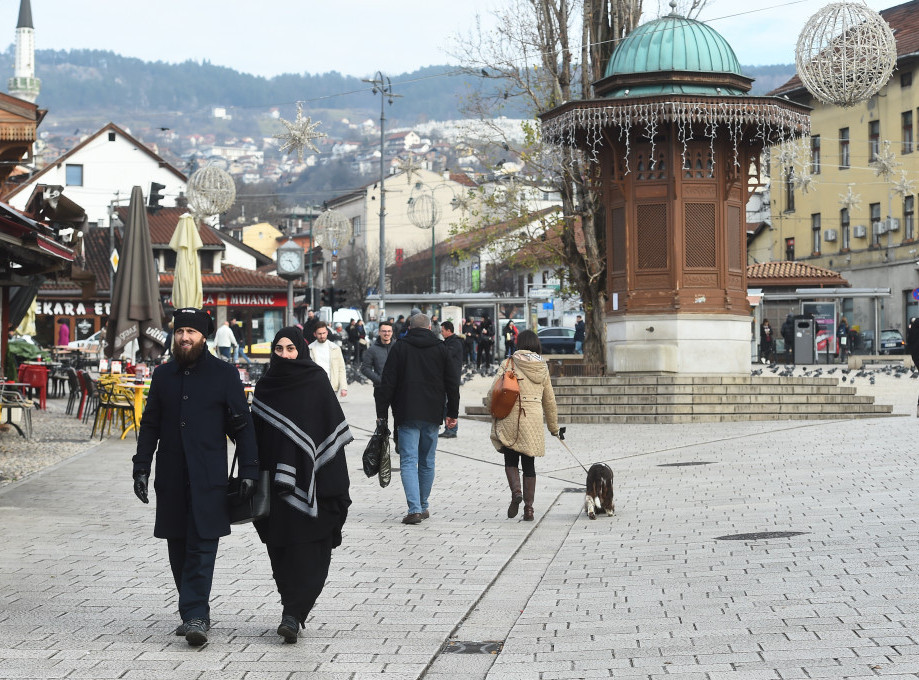 Preko plakata Privredne komore Izraela u Sarajevu nacrtan kukasti krst