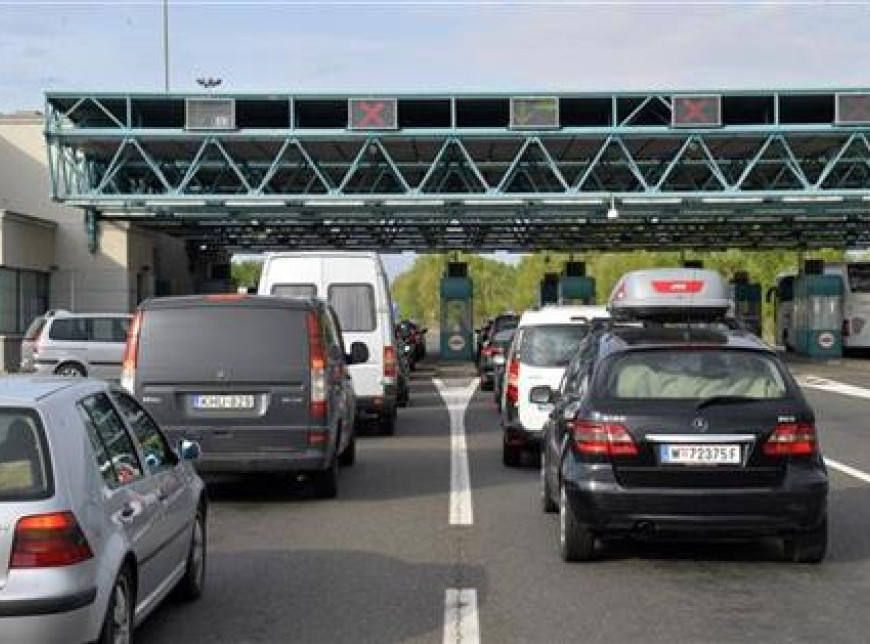 Sat vremena zadržavanje za automobile na prelazu Preševo