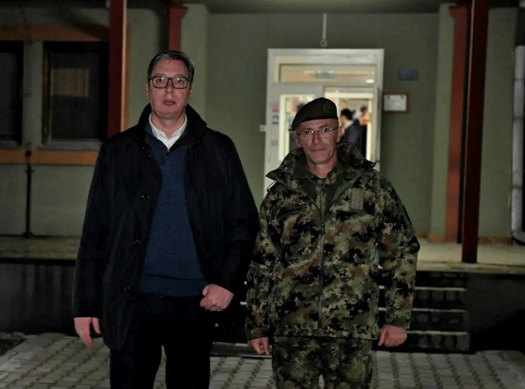 Vucic, Mojsilovic visit army troops in Raska garrison