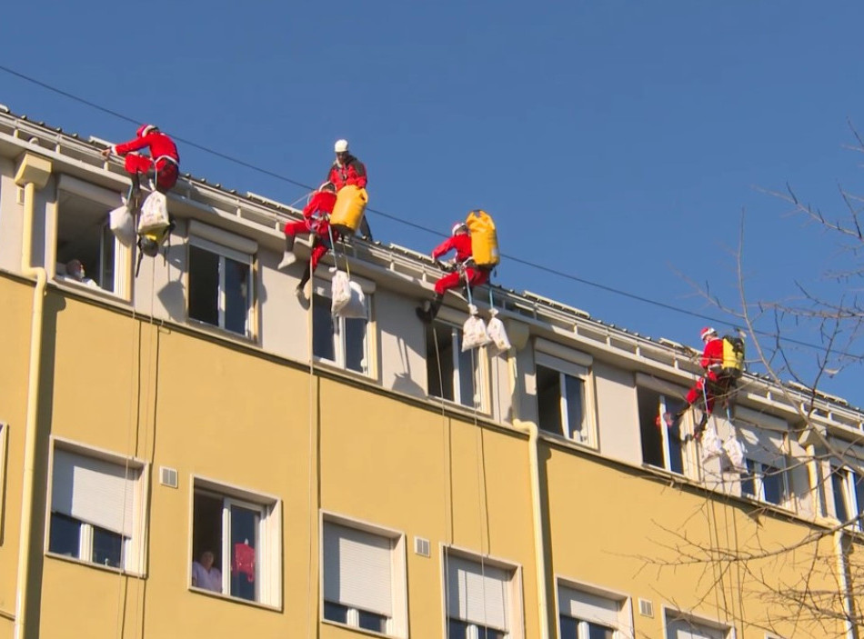 Deda Mrazovi sa krova Tiršove delili paketiće deci pacijentima