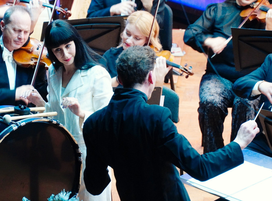 Beogradska filharmonija odvela publiku u svet valcera na novogodišnjem koncertu, specijalni gost Konstrakta