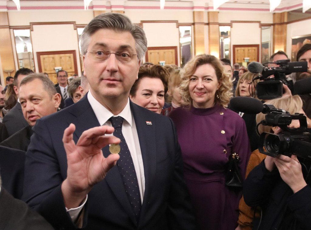 Andrej Plenković pronašao novčić sa likom Nikole Tesle u česnici na prijemu SNV-a