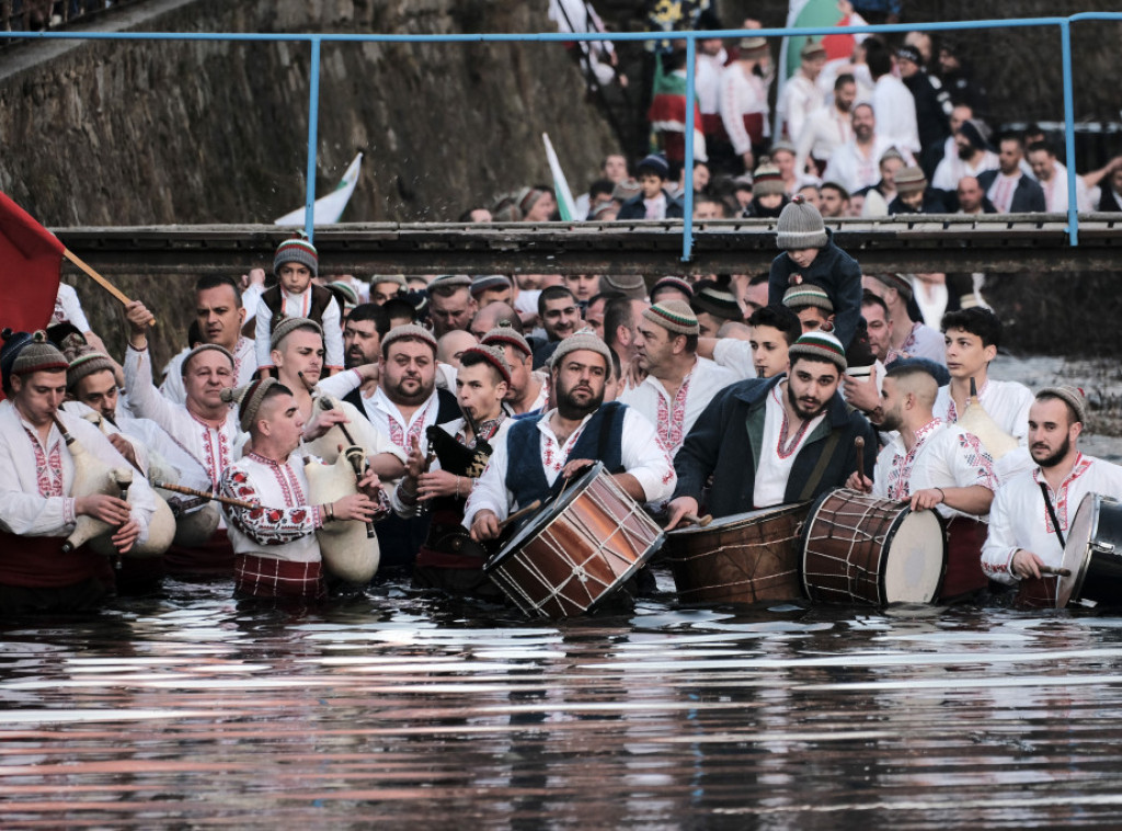 Bugari obeležavaju praznik Bogojavljenje tradicionalnim obredima